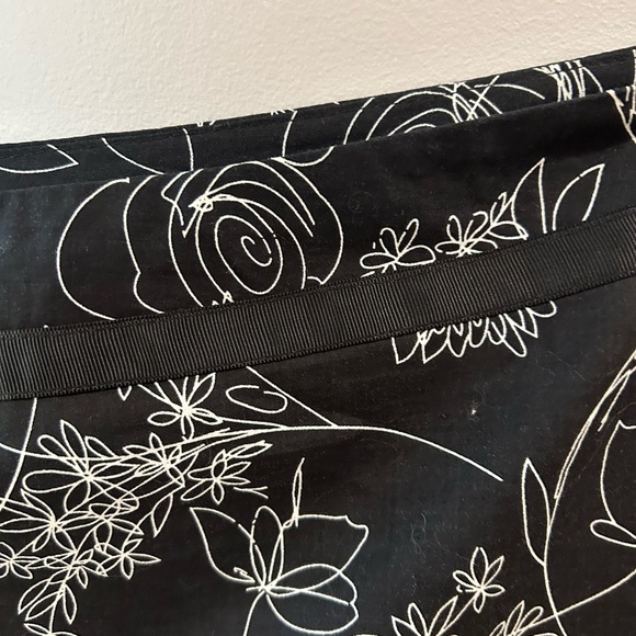 Above the knee skirt, nice style - Picture 3 of 3